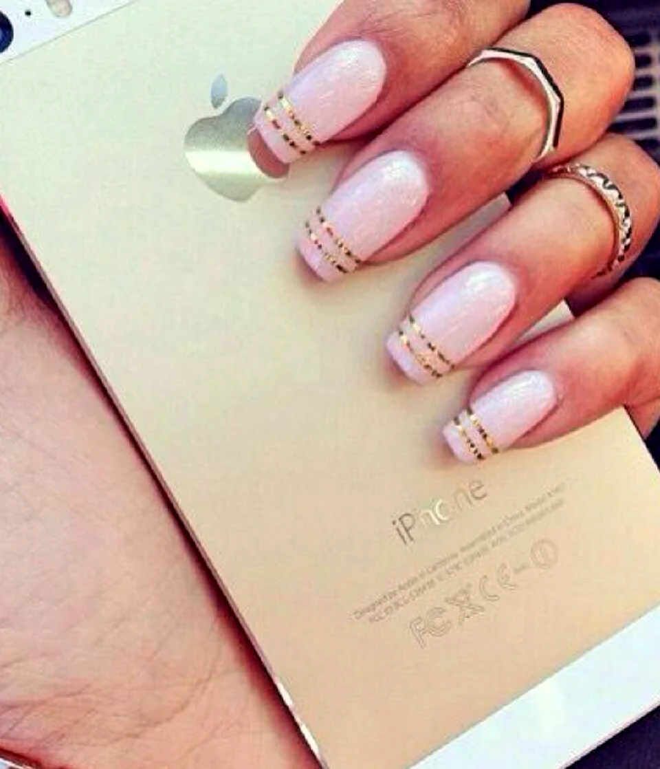 Ногти с золотыми полосками