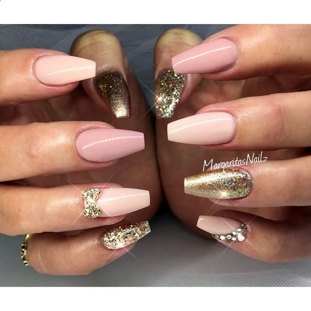 Ногти розовые с золотом