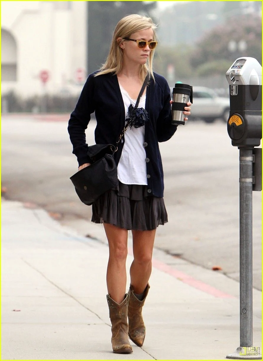 Риз Уизерспун в сапогах