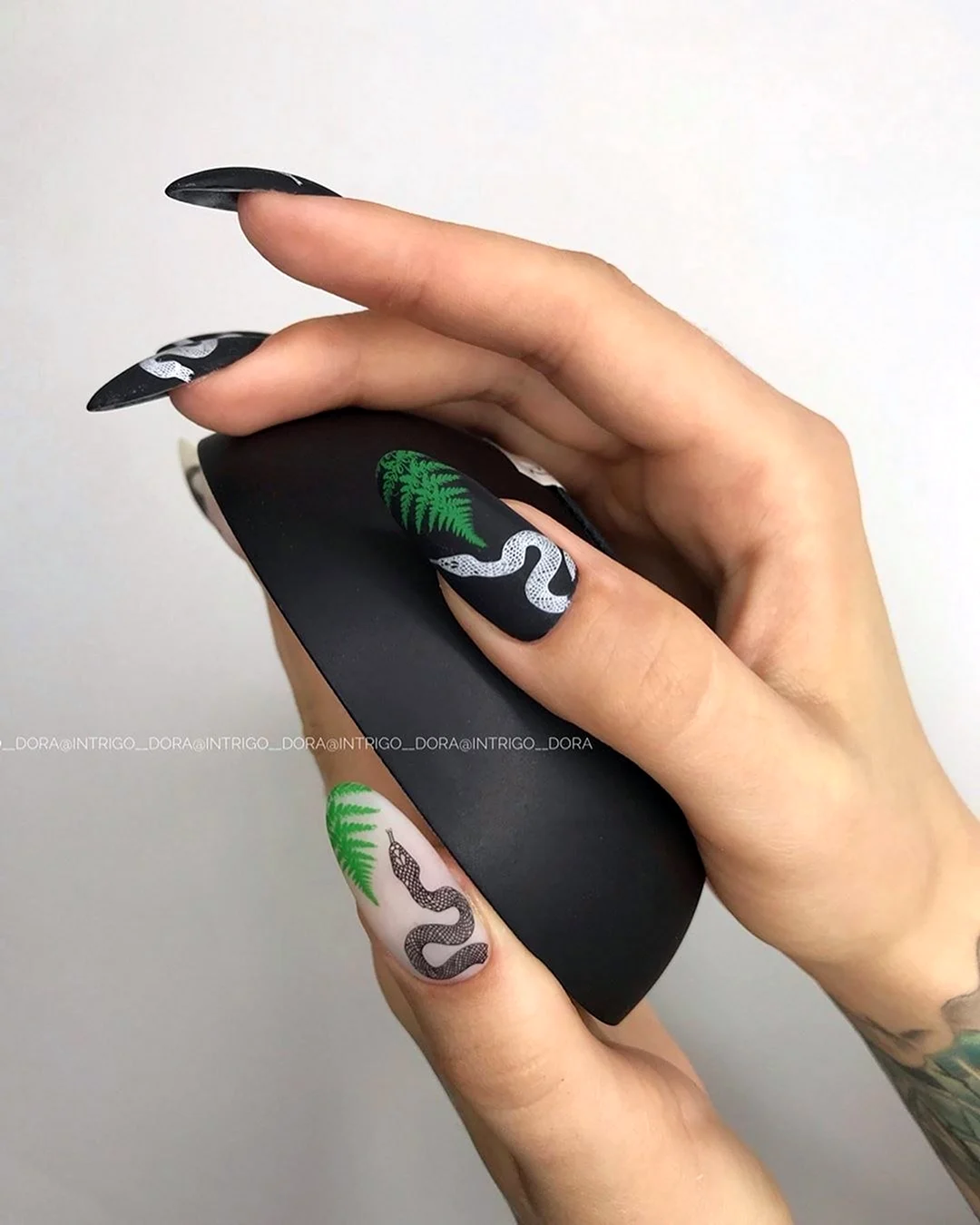 Маникюр черный матовый со змеей