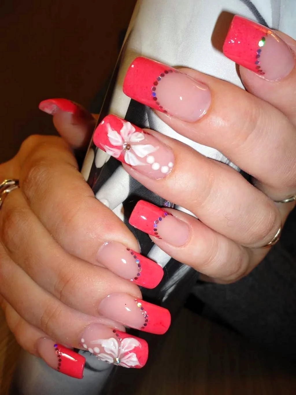 Розовый маникюр с красным френчем