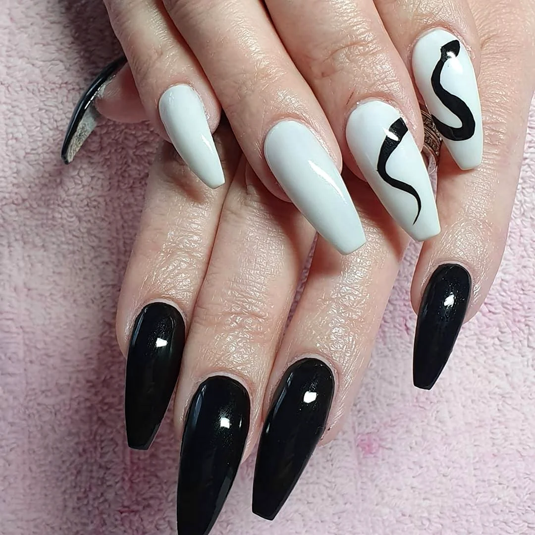 Маникюр со змеёй на длинные ногти