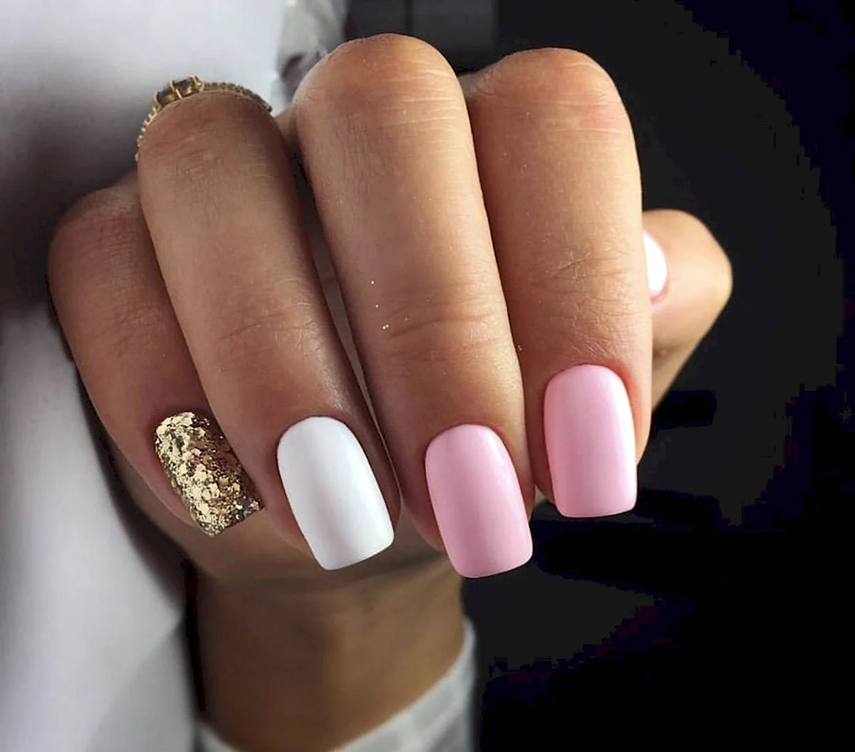 Маникюр розовый с белым