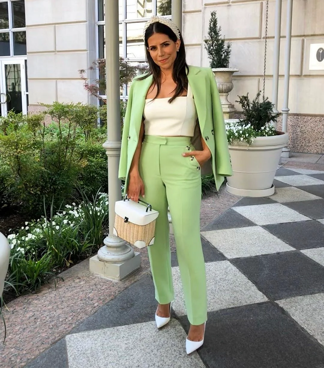Фисташковый костюм женский брючный