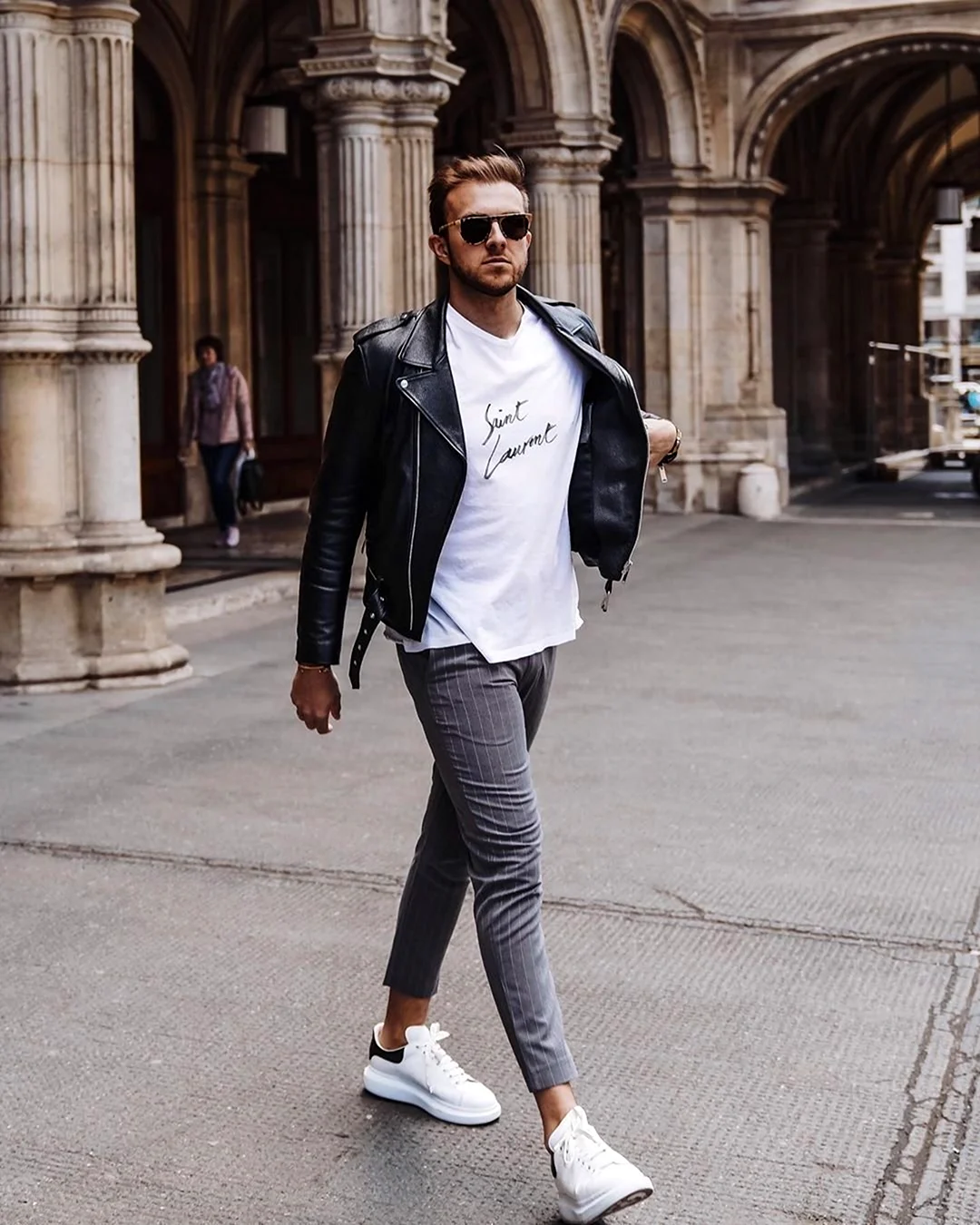 Кожанка джинсы белые кроссовки