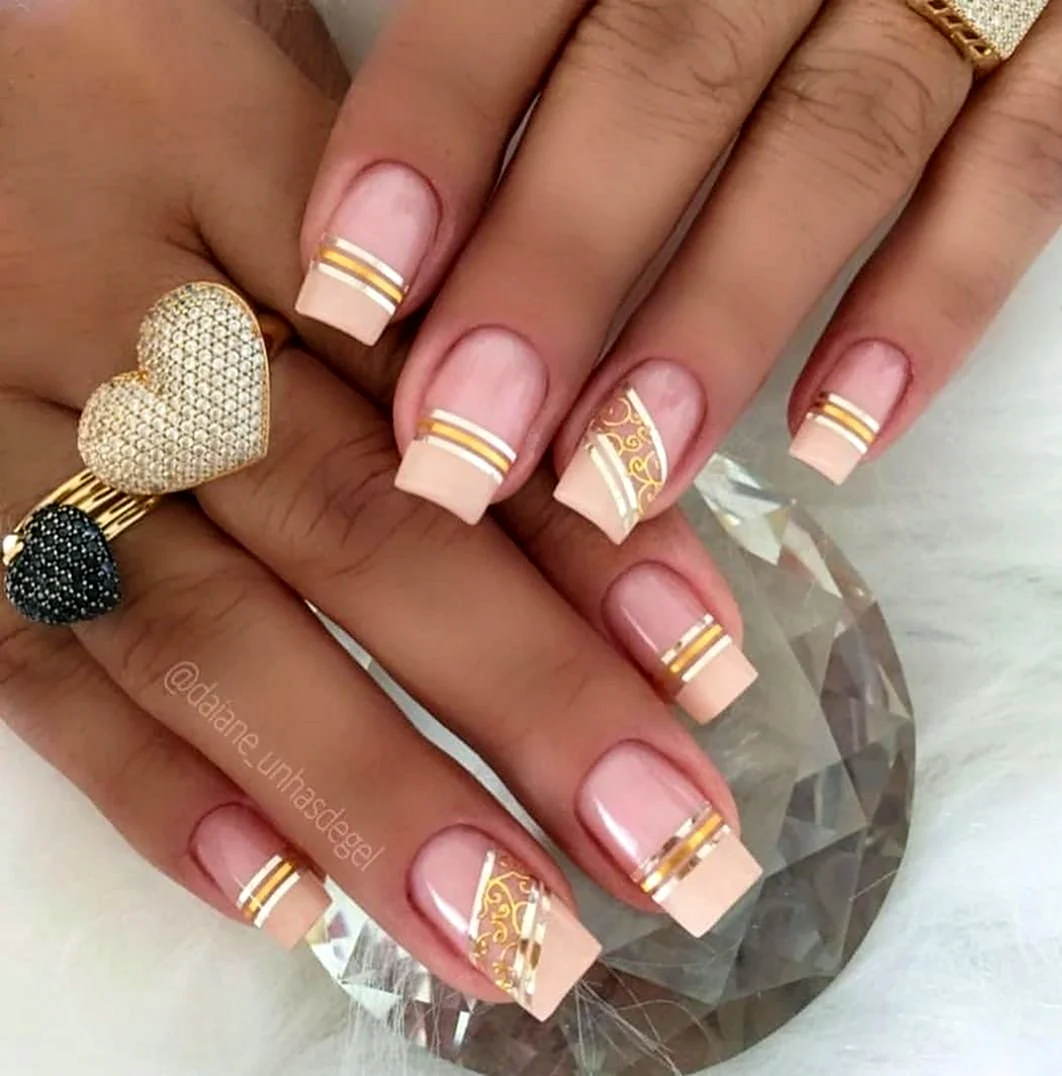 Ногти с золотыми полосками