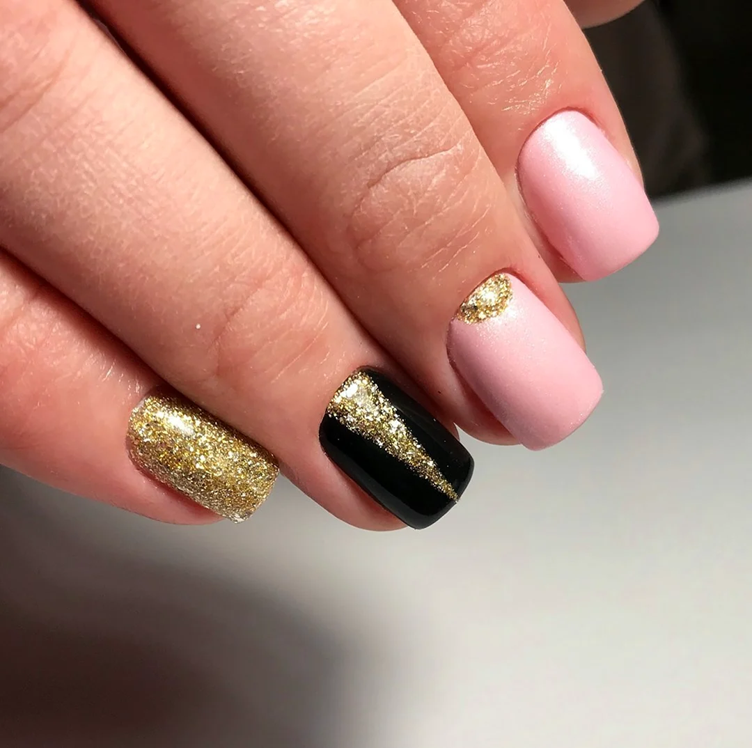 Ногти с золотыми блестками