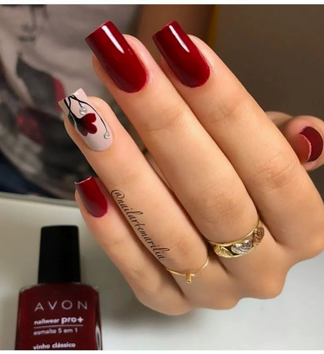 Красный маникюр мягкий квадрат