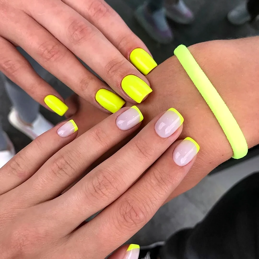 Маникюр яркий френч