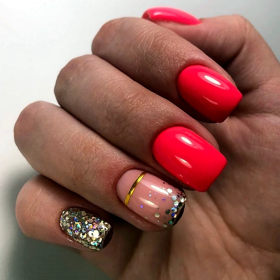 Яркий маникюр розовый с золотом