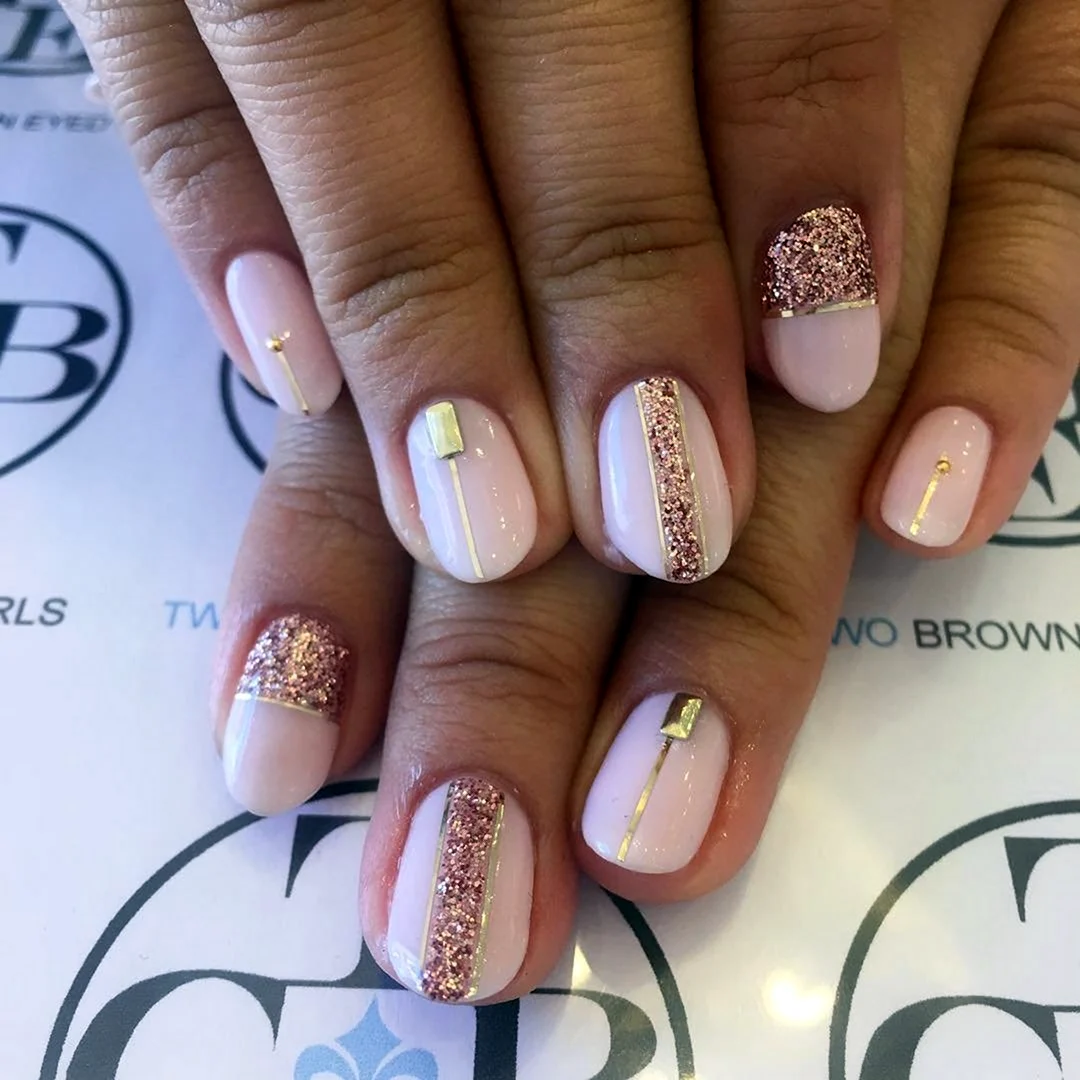 Маникюр розовый с золотом