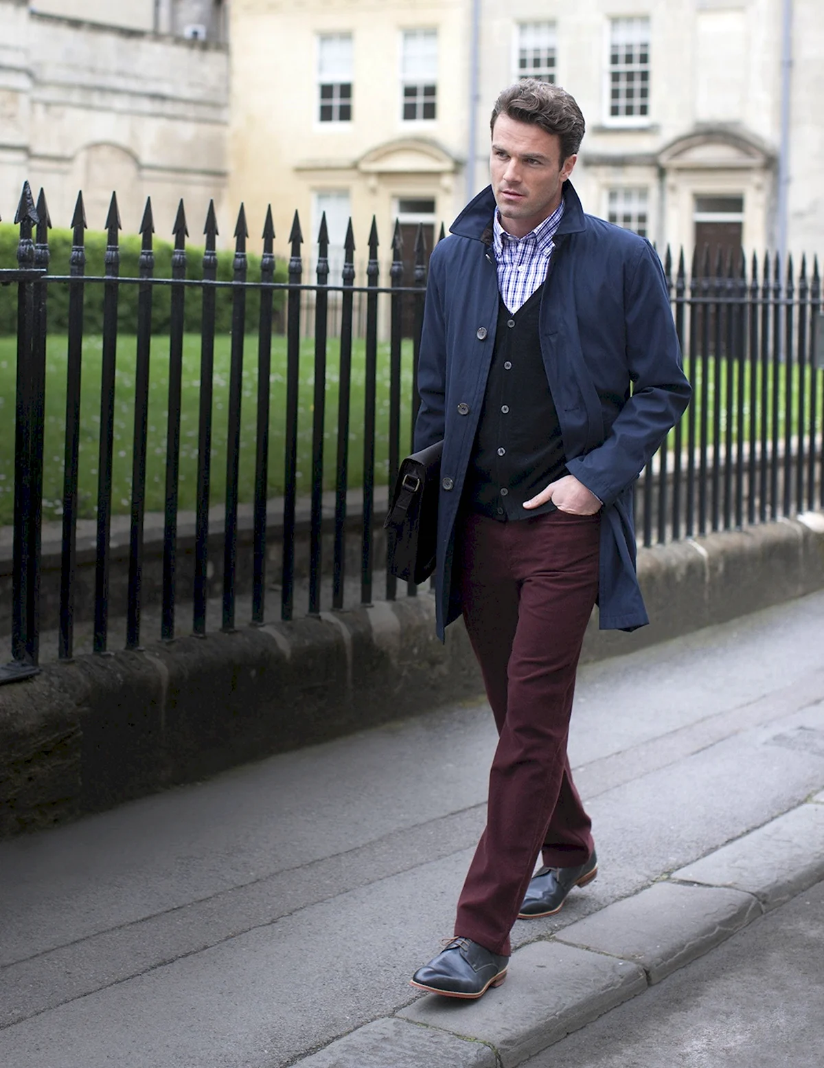 Синие брюки и коричневые ботинки