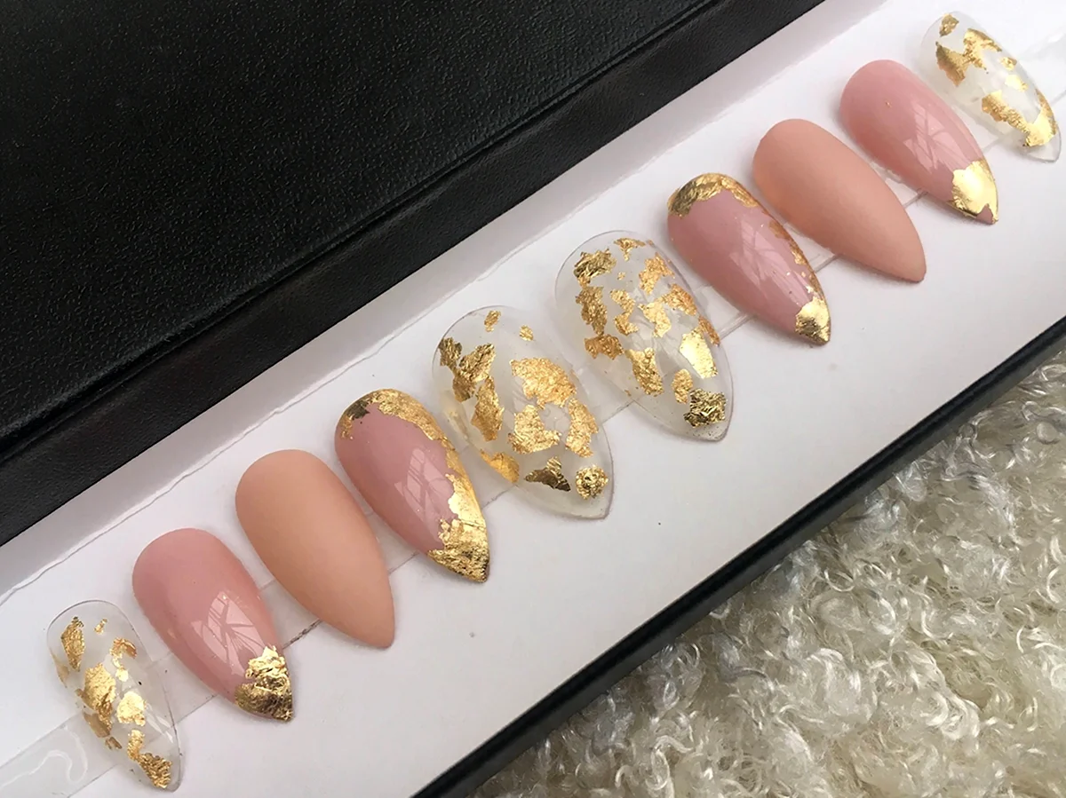 Маникюр с поталью золотой 2022