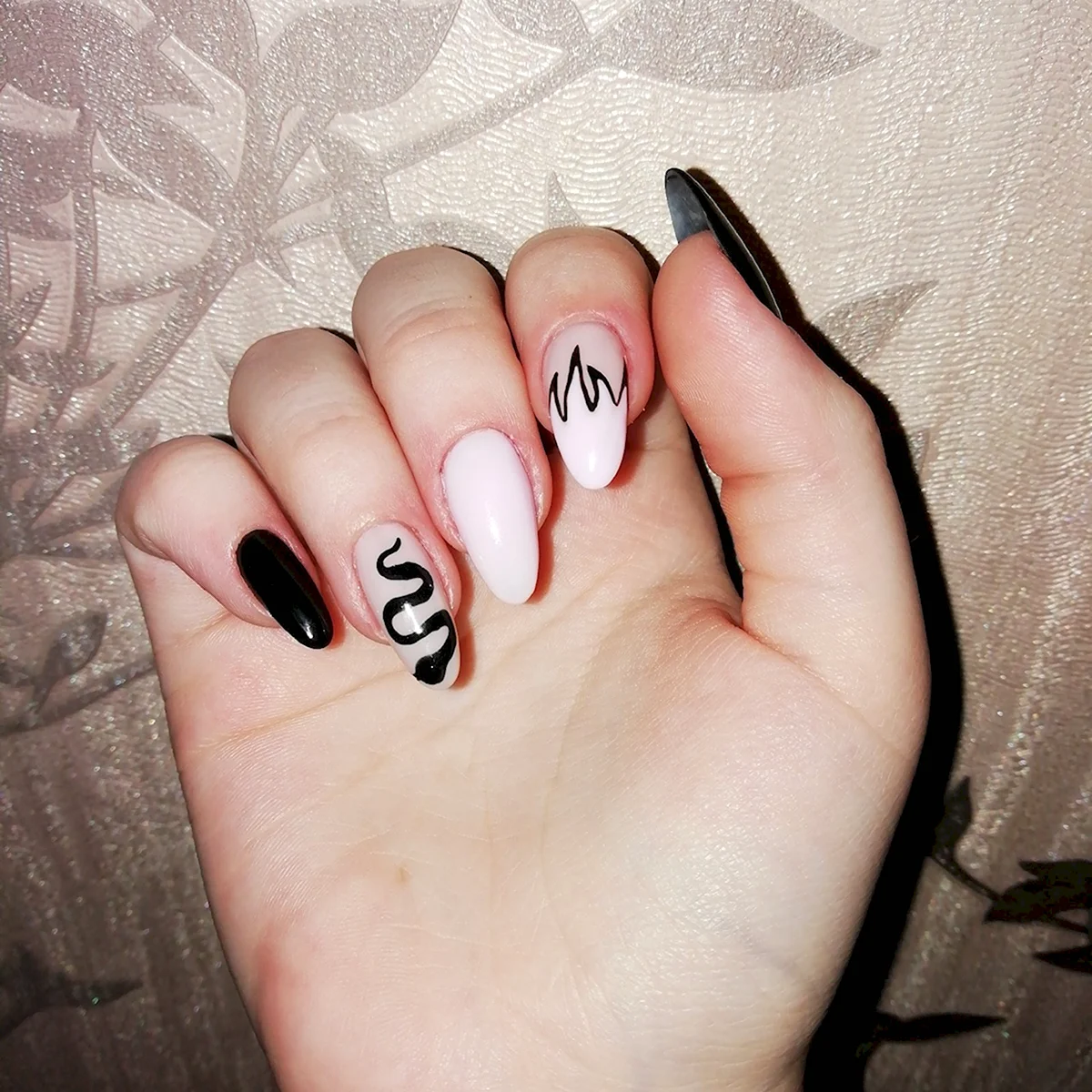 Ногти с надписями молодежные