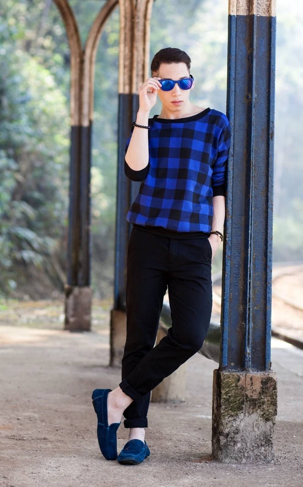 Синие мокасины с черными брюками