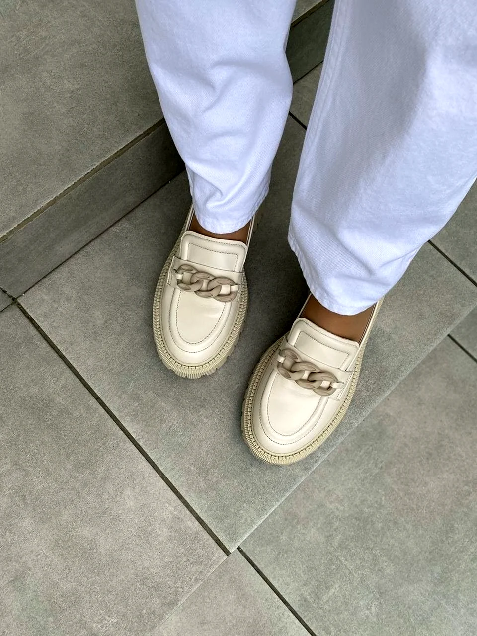 Лоферы бежевые с цепью