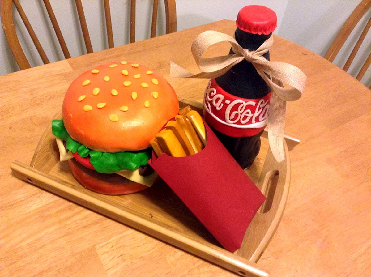 Торт в виде бургера в разрезе