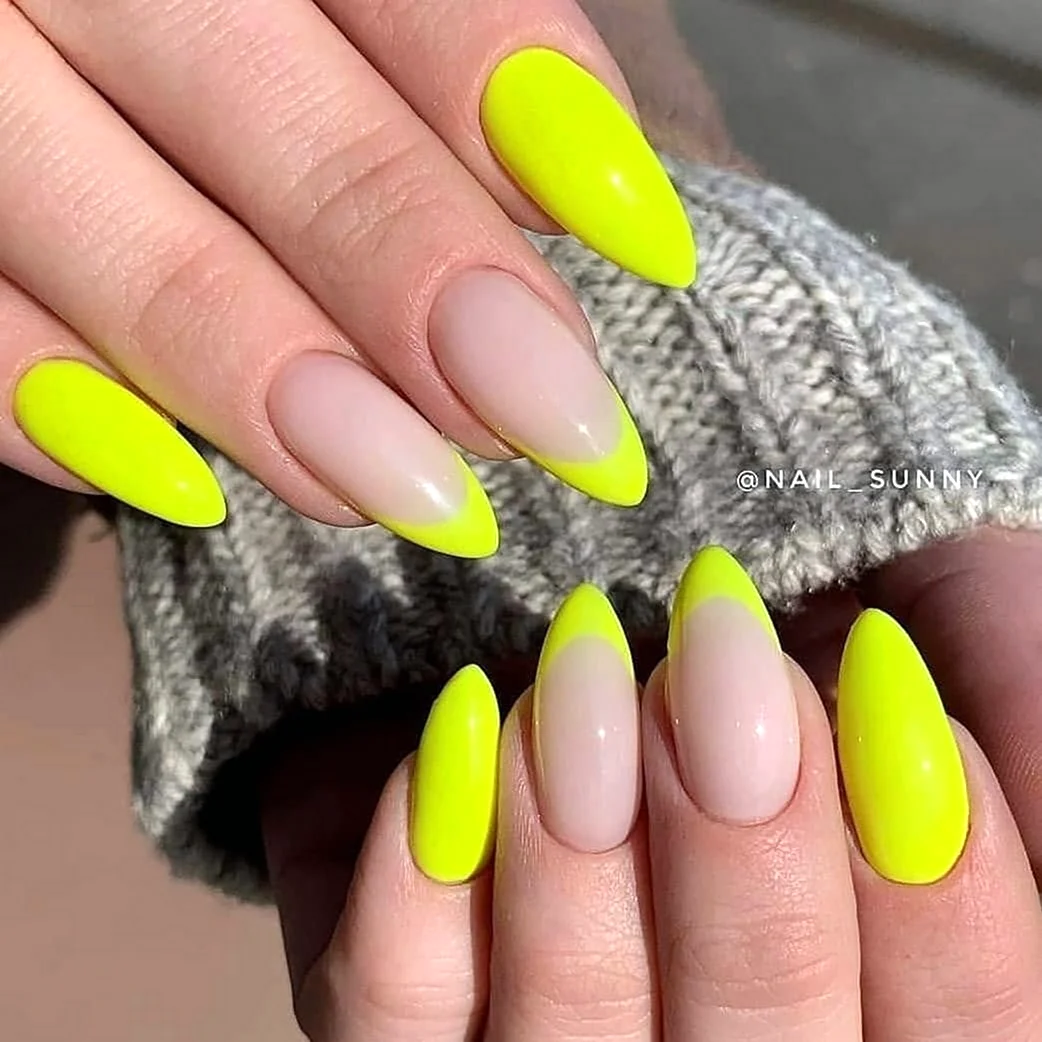 Ногти овальные ярко жёлтые