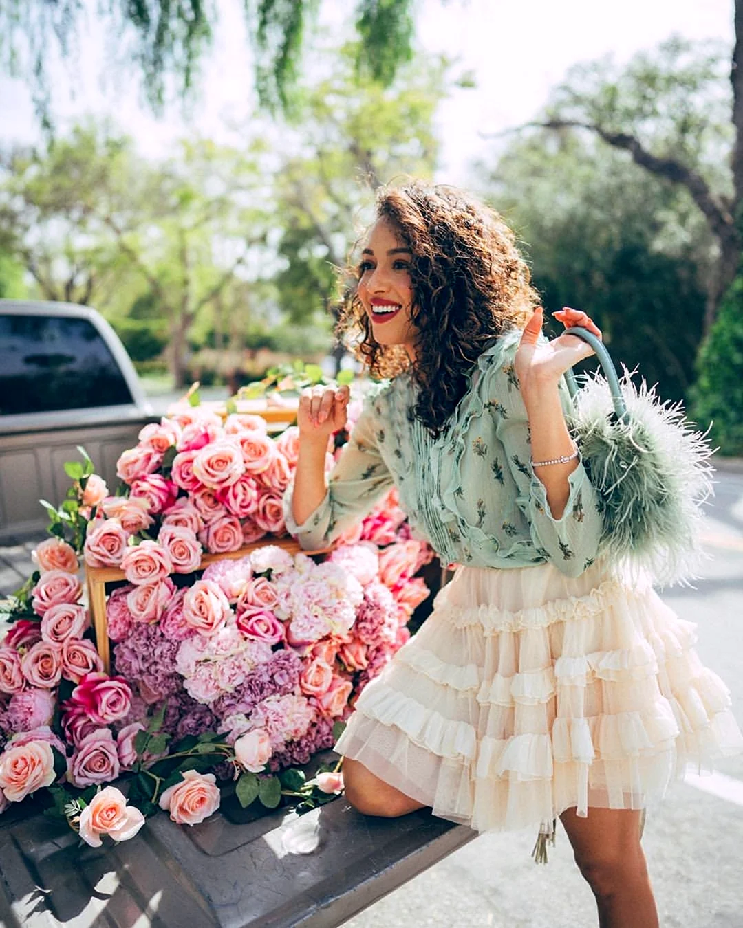 Стильная девушка с цветами