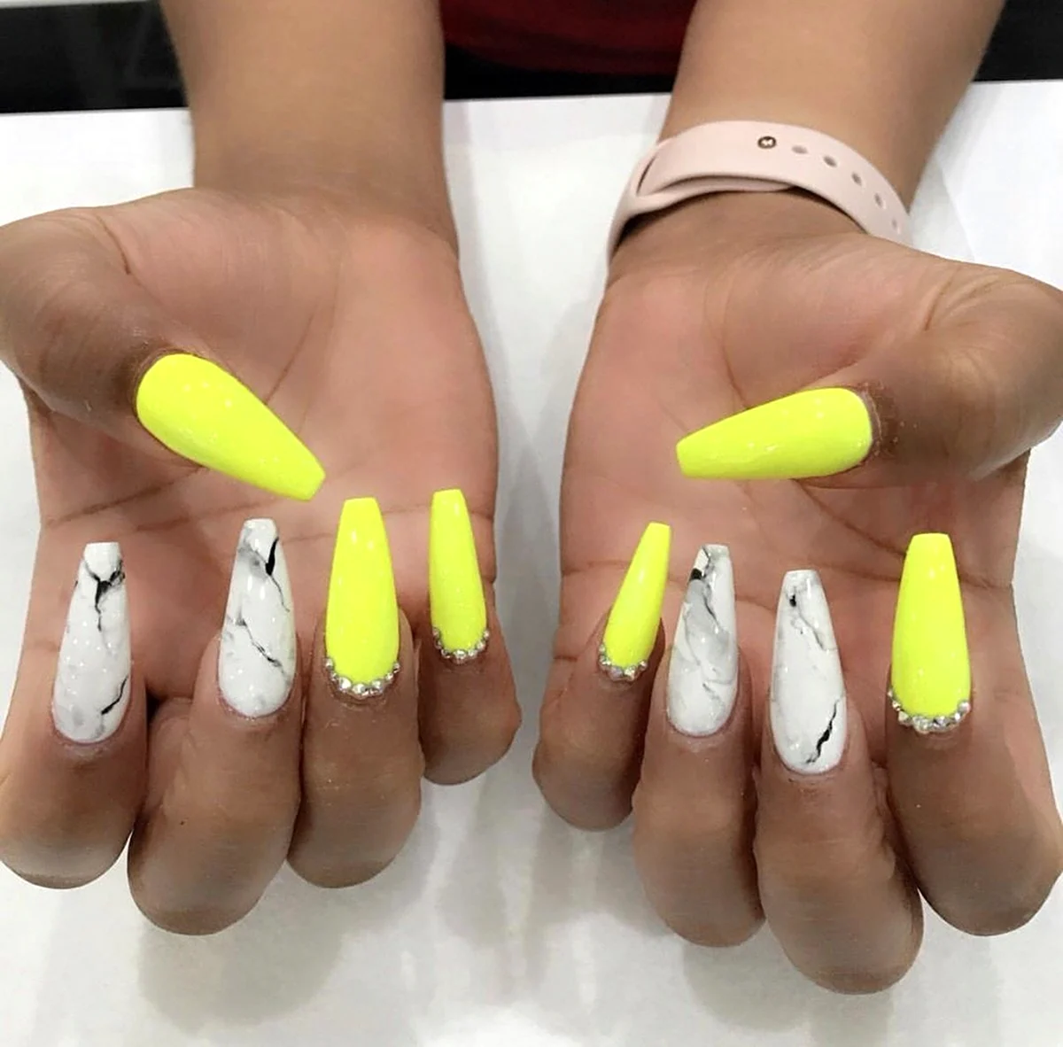 Яркий маникюр на форму балерина