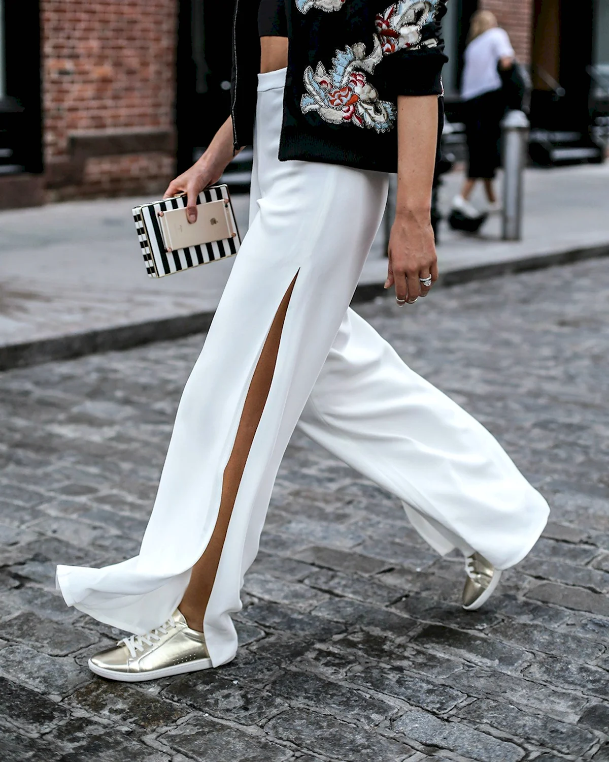 Широкие брюки палаццо с кроссовками