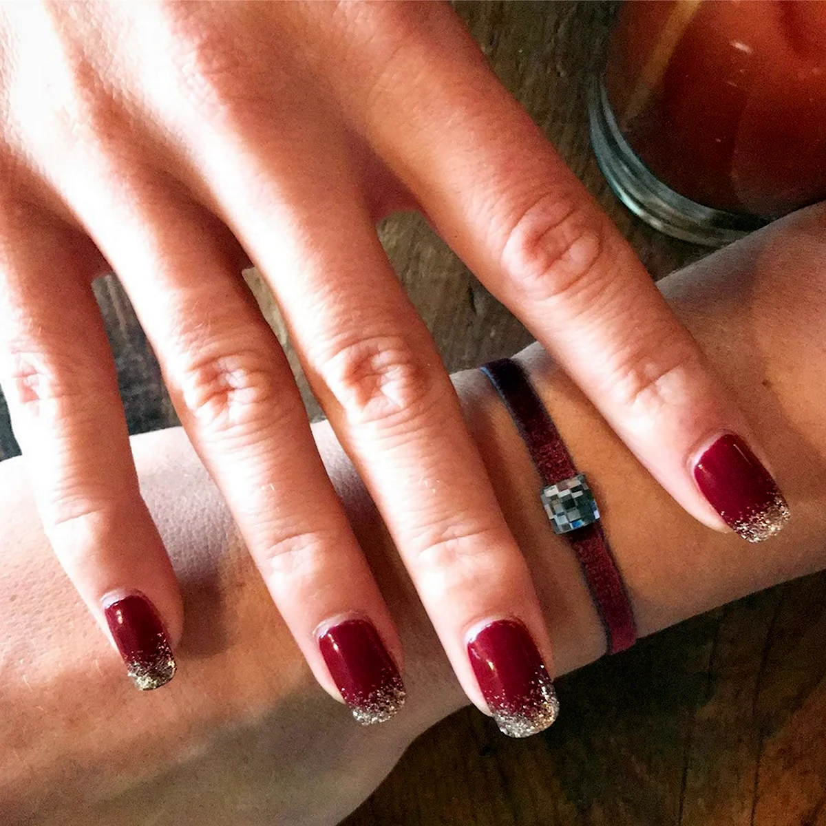 Маникюр красный френч с блестками