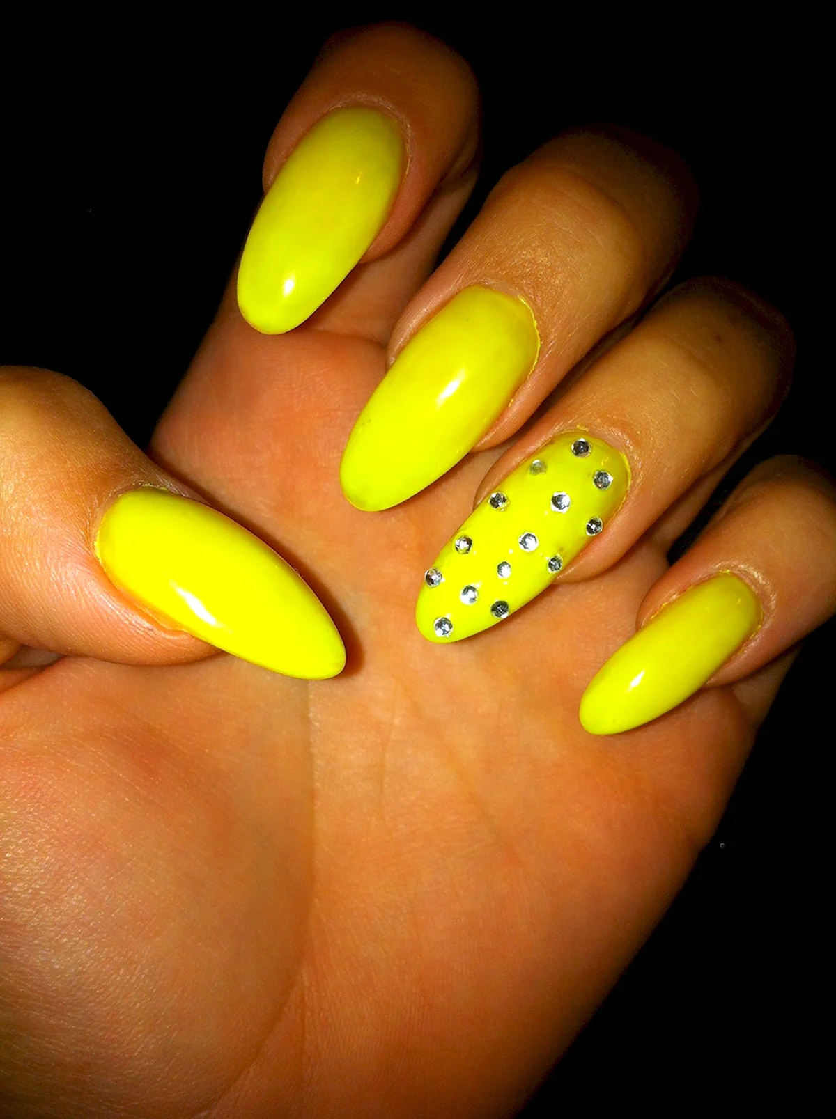 Неоновые желтые ногти