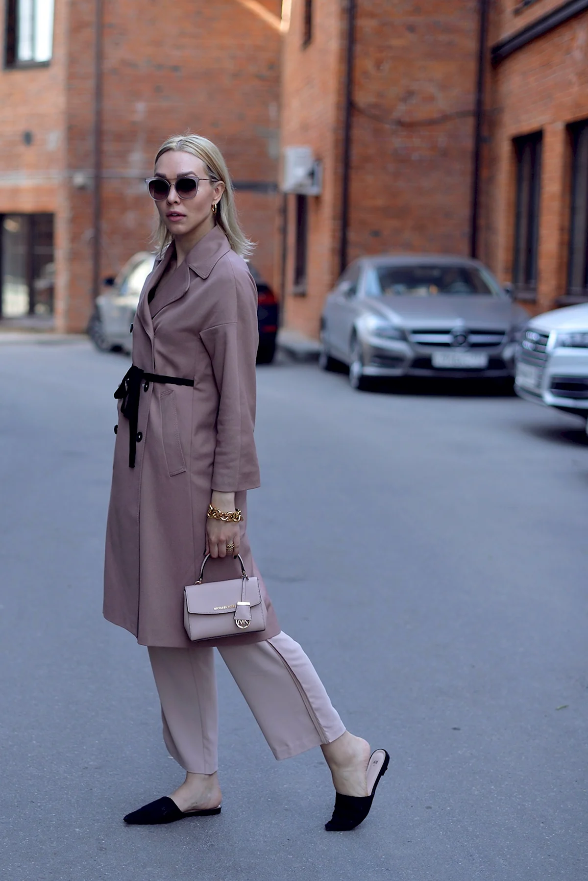 Сумка к бежевому пальто