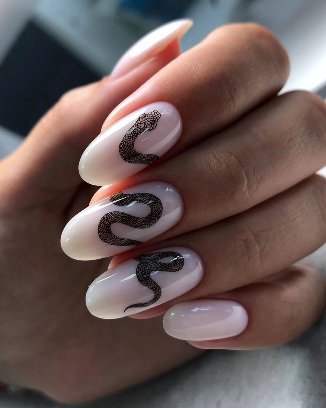 Змеиный маникюр 2022