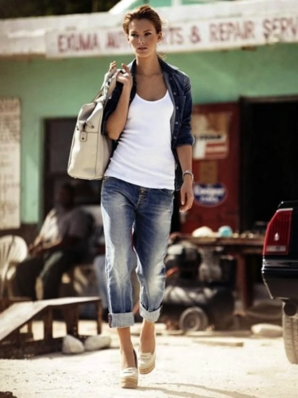 Джинсы и майка алкоголичка