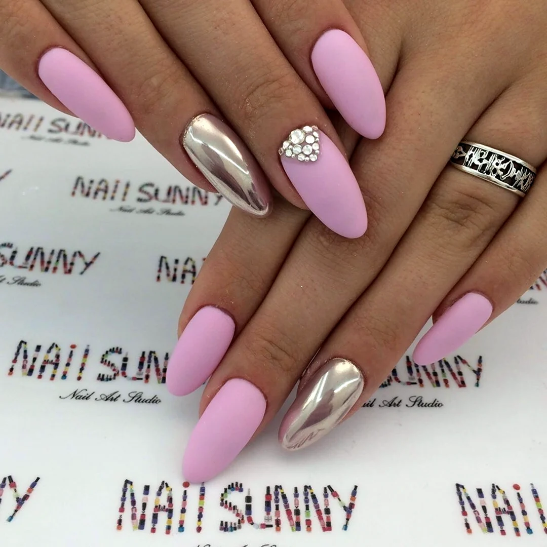 Розово-белый маникюр с розовым золотом