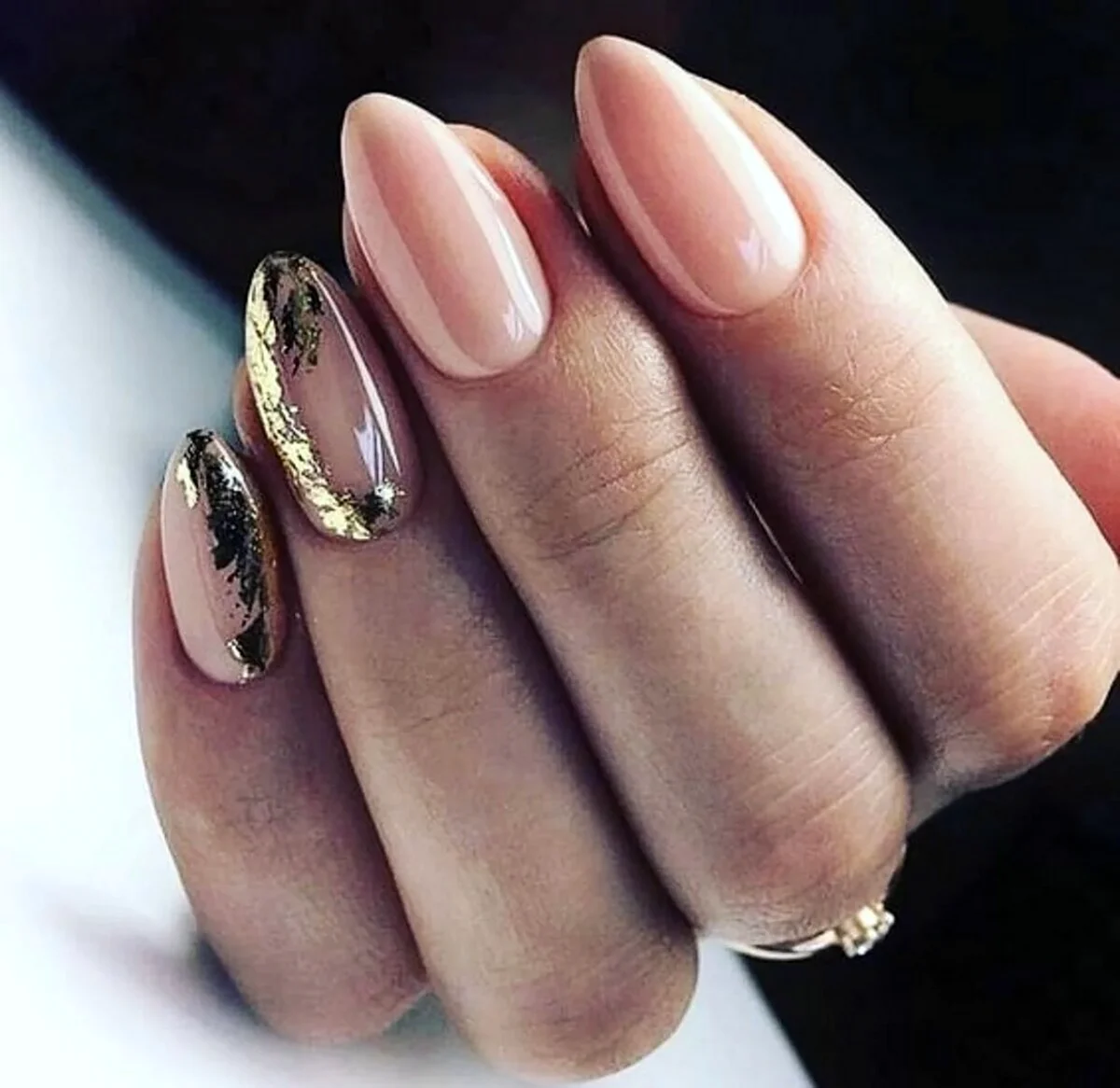 Маникюр нюд с золотом миндаль