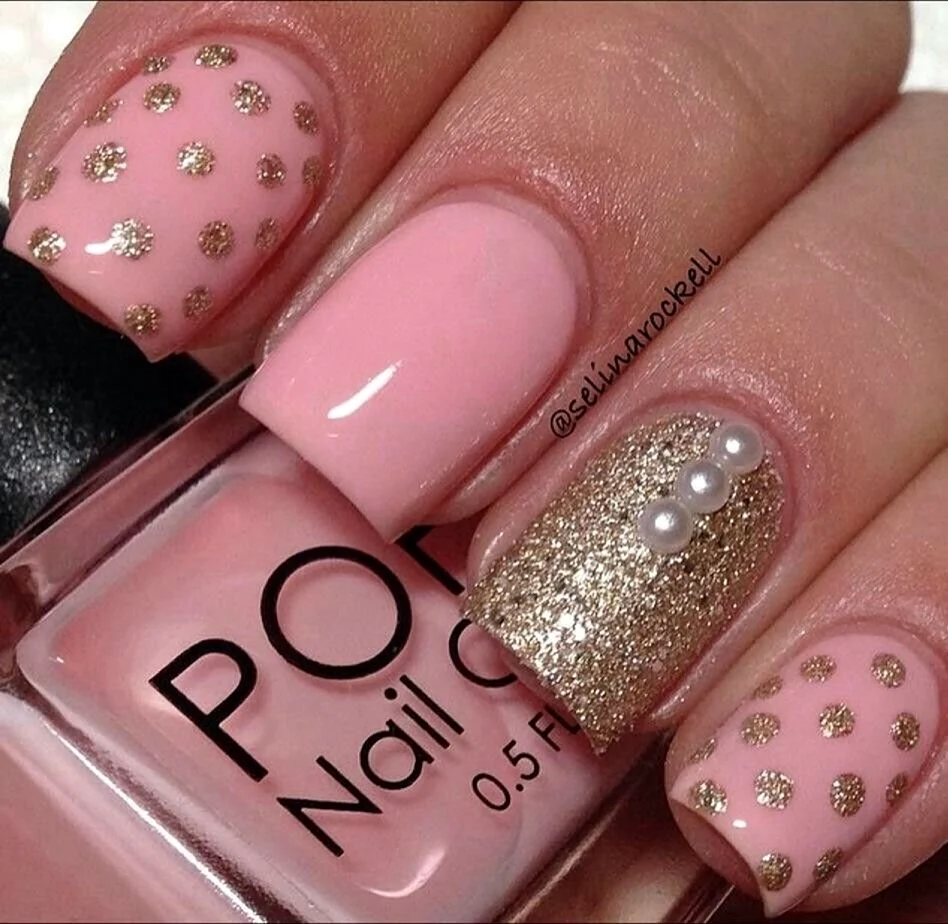 Маникюр розового цвета с блестками