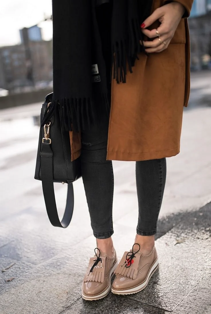 Лоферы на массивной подошве с платьем