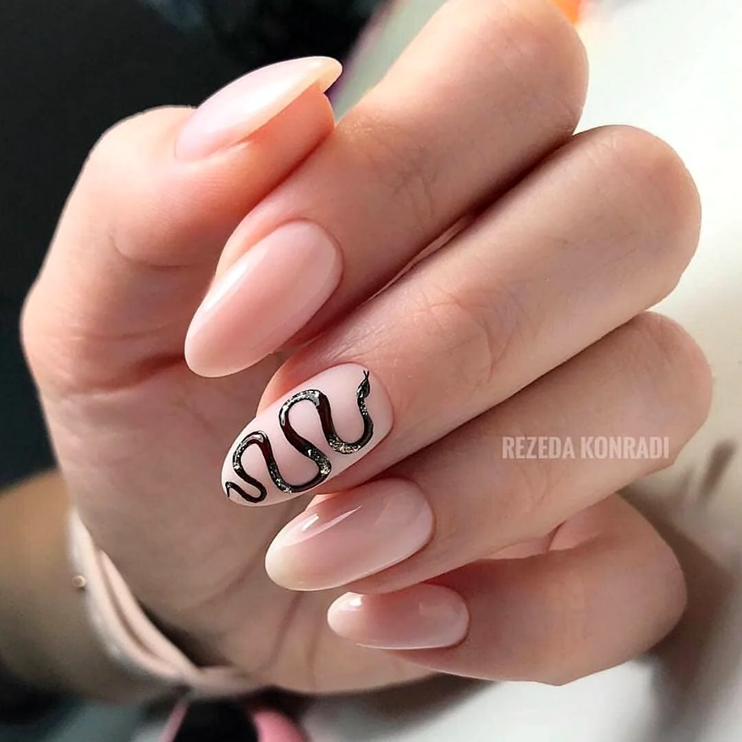 Маникюр со змеями