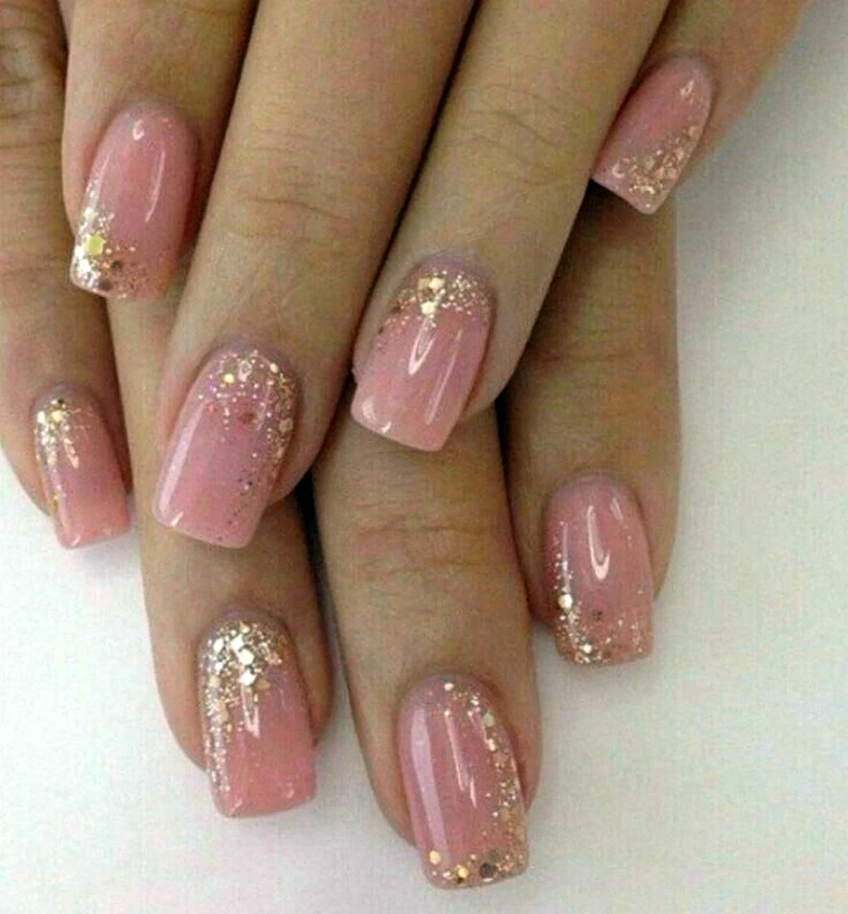 Маникюр на короткие ногти розовый с блестками