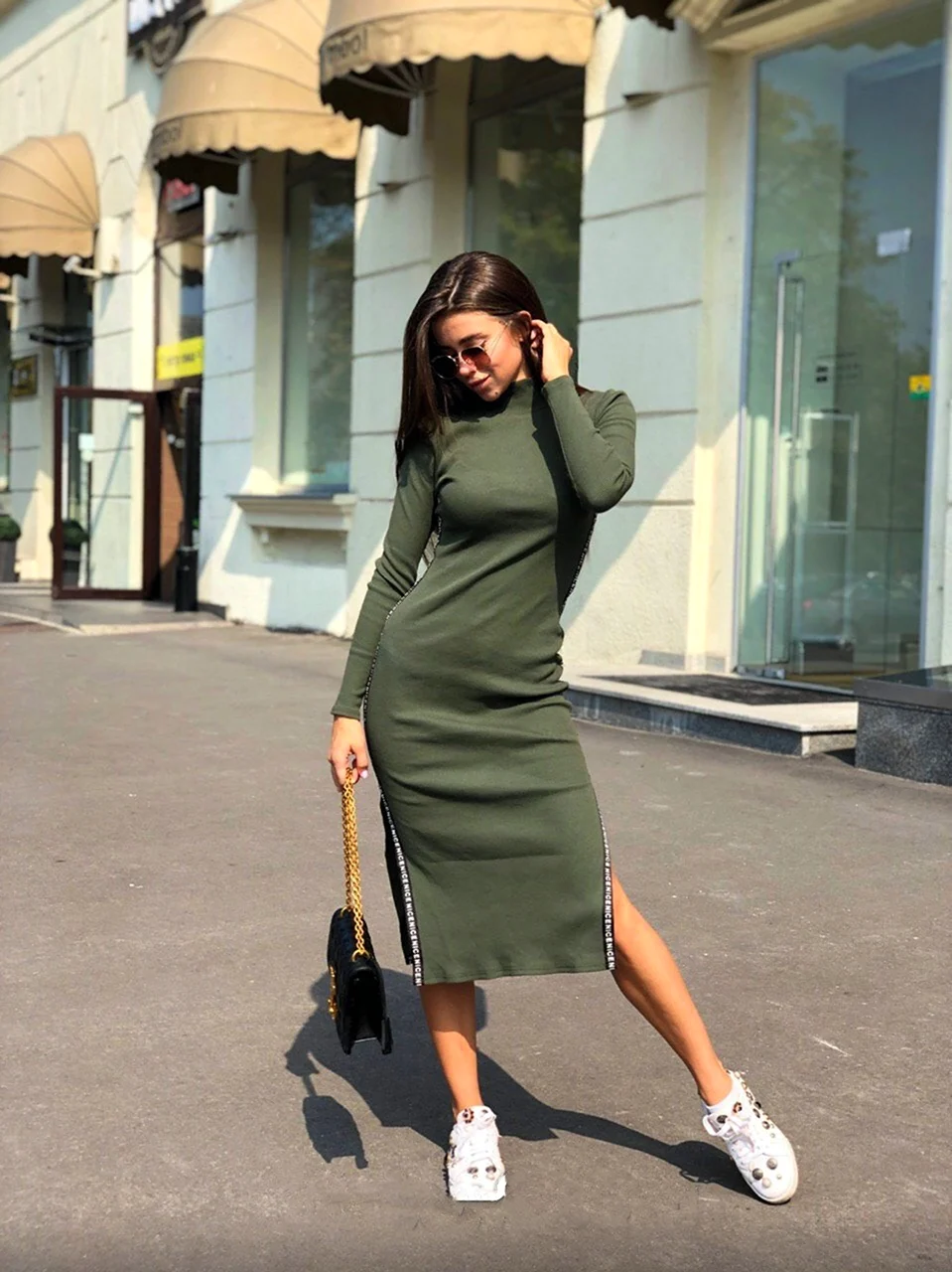 Трикотажное платье с кроссовками