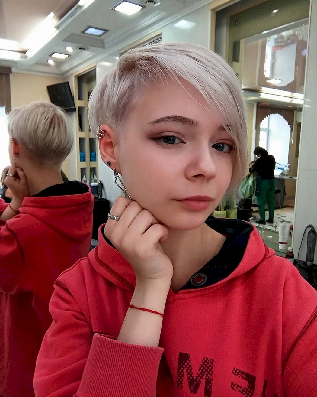 Модная короткая стрижка для подростка девочки