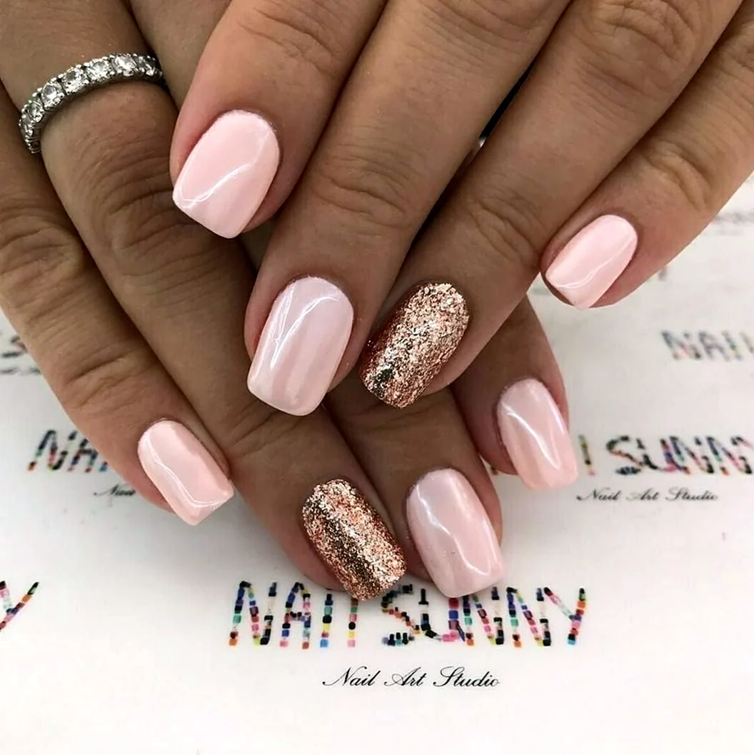 Маникюр розовый с золотом
