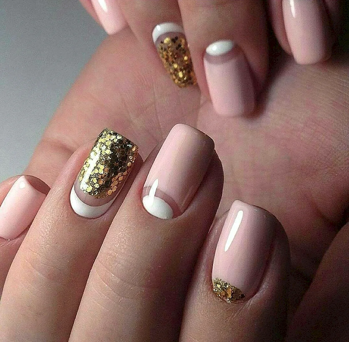 Ногти розовые с золотом