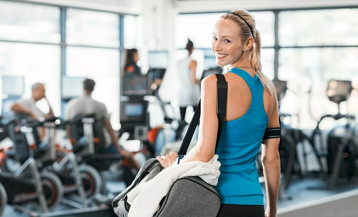 Девушка со спортивной сумкой