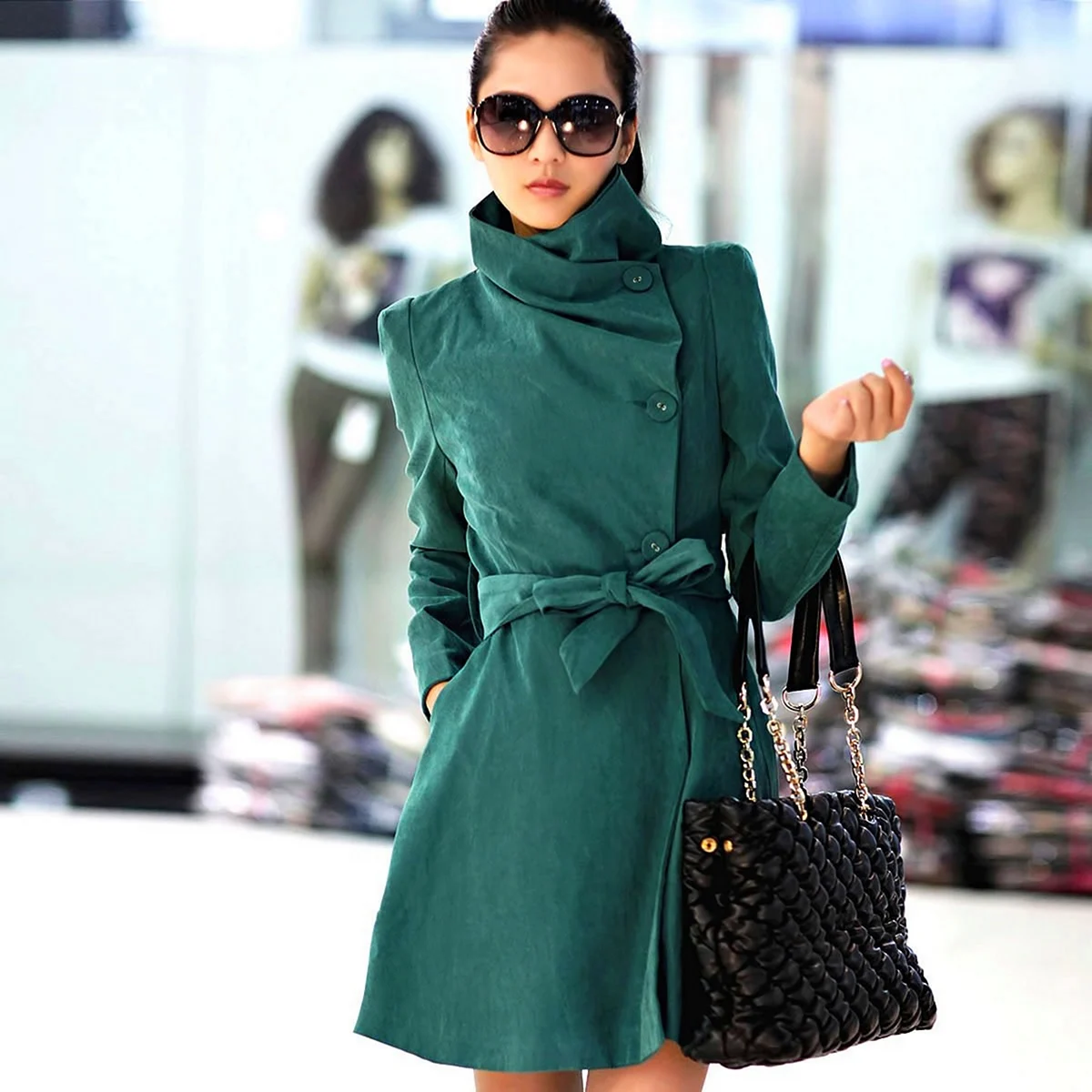 Девушка в зеленом пальто