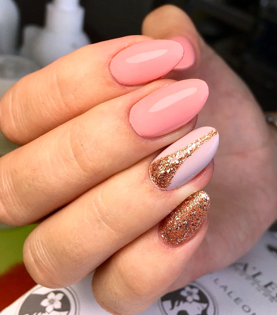 Персиковые ногти с блестками