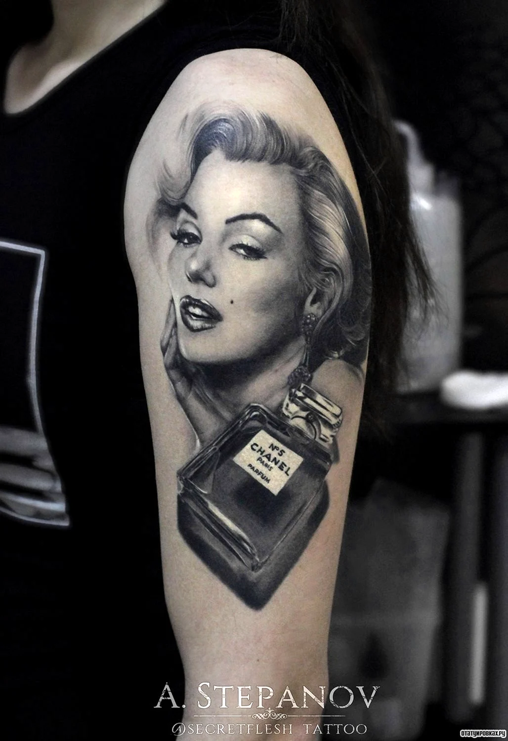 Мэрилин Монро тату с двумя пистолетами