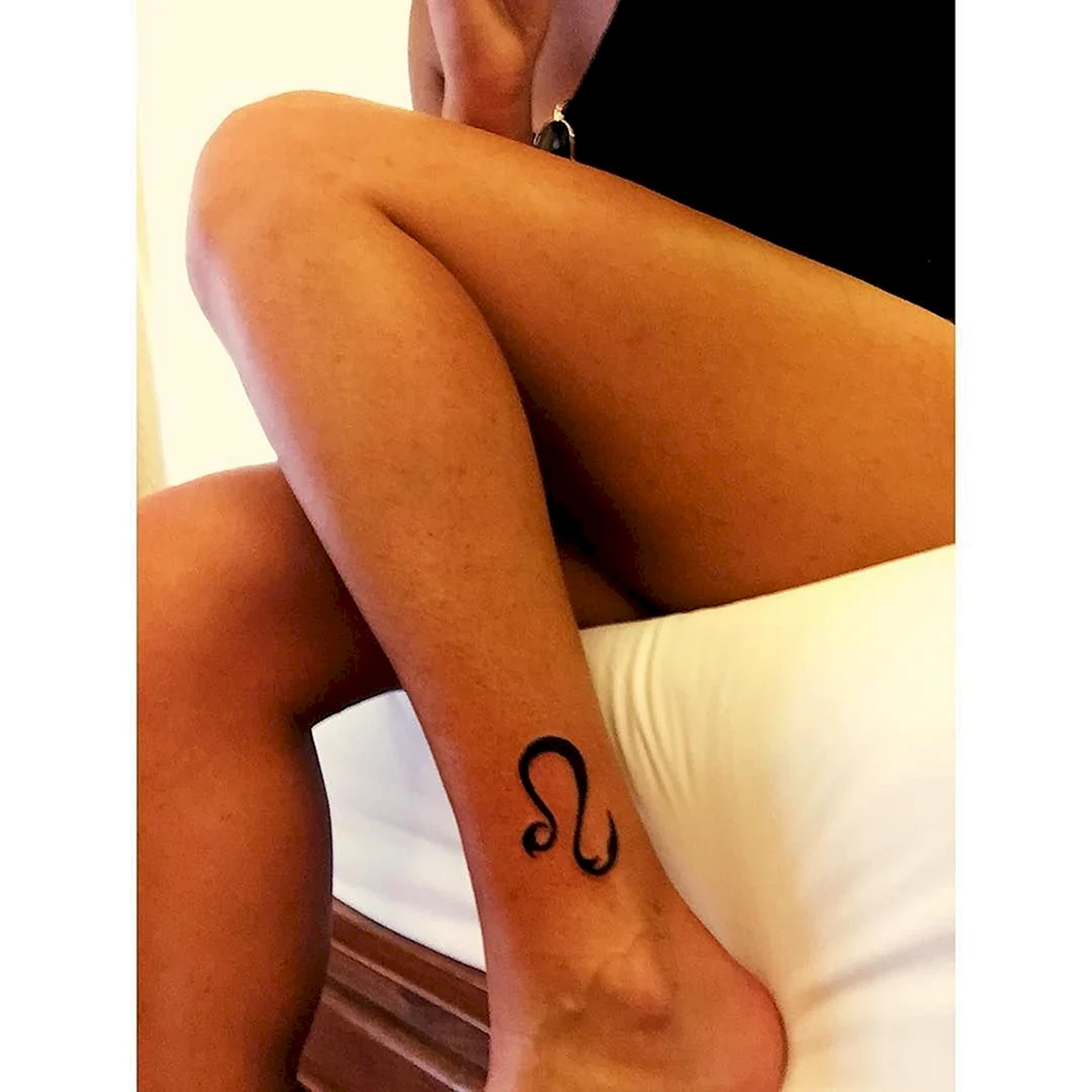 Тату знак зодиака Лев на ноге