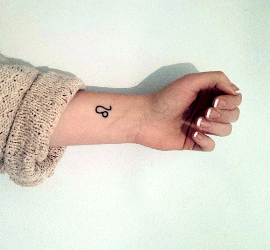 Тату на запястье знак зодиака Лев