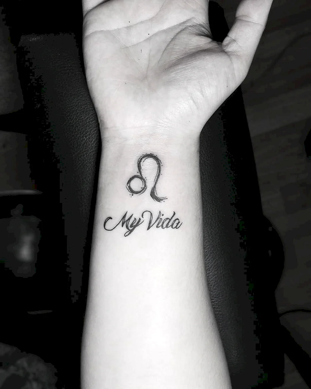 Тату знак зодиака Лев для девушек на руке