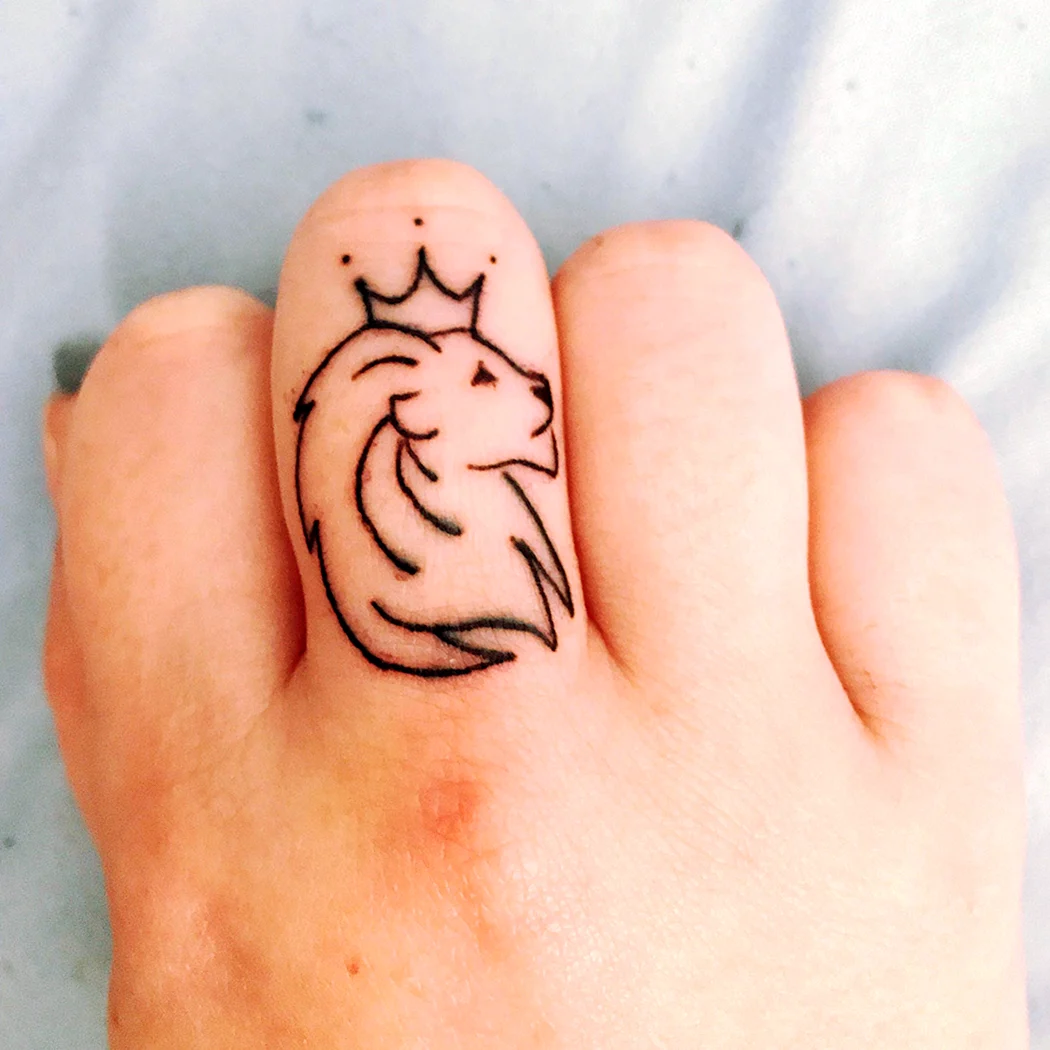 Лев на пальце тату эскиз