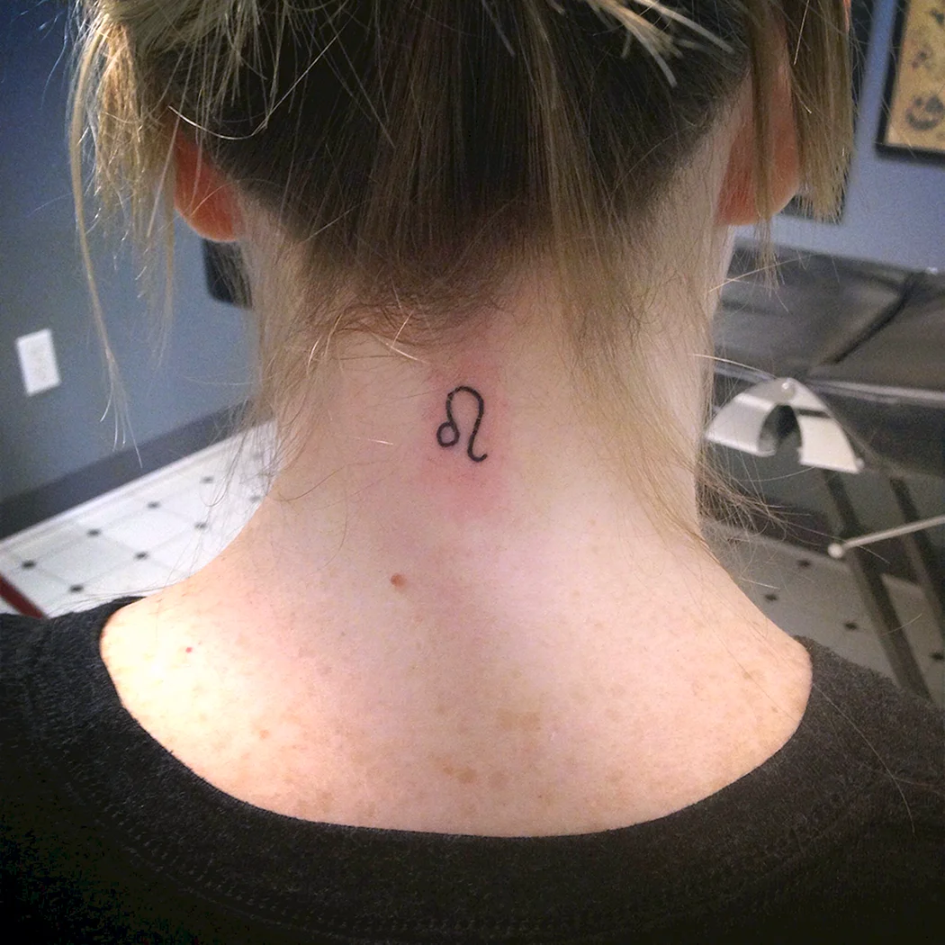 Знак Льва тату на шее