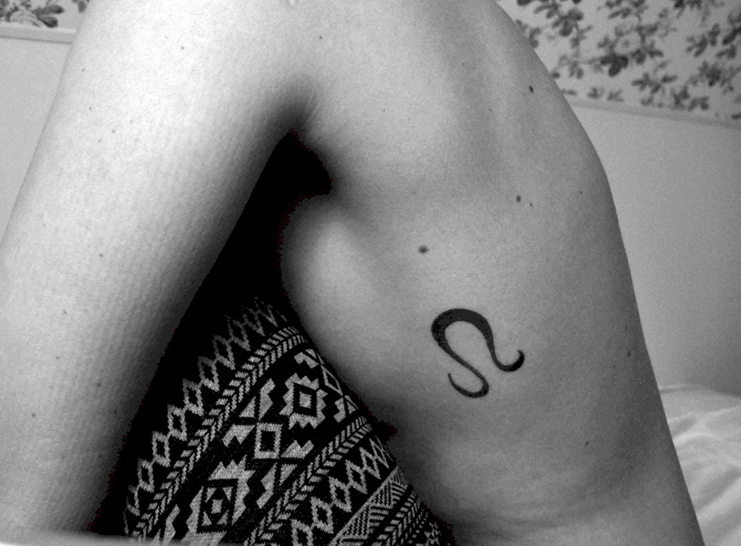 Мини тату для девушек со знаком зодиака Лев